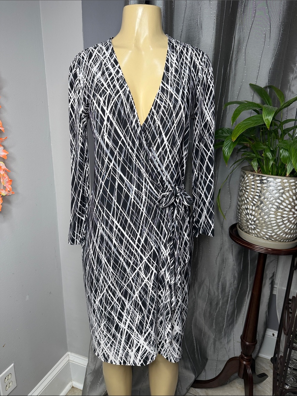 BCBGMaxAzria Women’s Black & White Wrap Dress Sz S